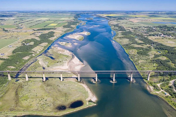 Een Drone Schot Sky Trail Bridge Door Lake Diefenbaker Saskatchewan — Stockfoto