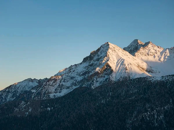 Colpo Basso Delle Alpi Innevate Viste Dalla Città Pila Valle — Foto Stock