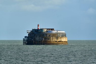 Wight Adası ile anakara arasındaki Solent 'te bir kale.