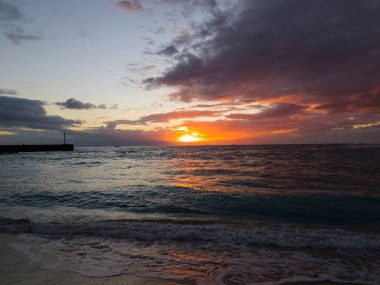Gün batımında güzel bir deniz manzarası