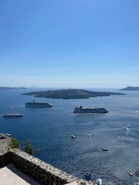 Santorini Adası körfezinde gemi turu.