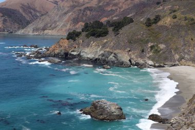 Pasifik Okyanusu 'ndaki kayalık sahil şeridinin Kaliforniya sahilindeki Big Sur yakınlarındaki havadan görüntüsü.