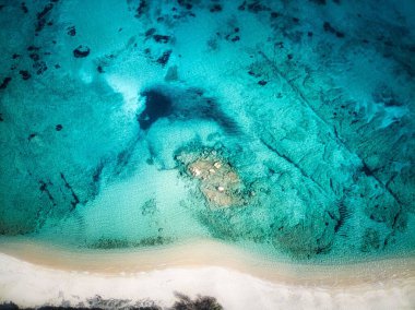 Kumlu sahil ve mavi deniz manzaralı hava aracı, Sardinya İtalya