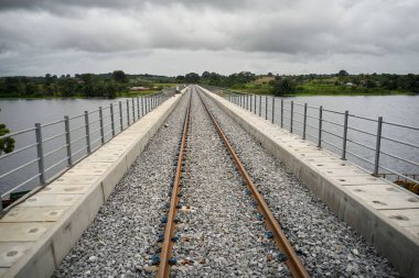 Gana 'daki kayalık bir tren yolunun yakın çekimi.
