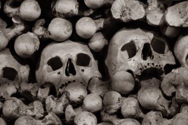 Çek Cumhuriyeti 'ndeki Kutna Hora' daki Azizler Mezarlığı Kilisesi 'nin altındaki Sedlec Ossuary Katolik Kilisesi' ndeki gerçek insan kafatası ve kemikleri.