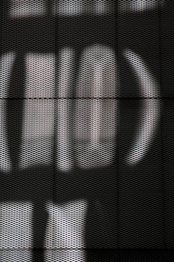 Işıklı ve gölgeli gri bir duvarın dikey görüntüsü