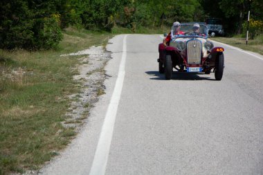 URBINO - İtalya - 16 Haziran 2022: FIAT 514 SPYDER SPORT VİOTTI 1931 Mille Miglia 2022 rallisinde eski bir yarış arabası üzerine