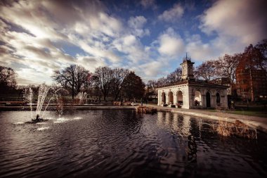 Kensington, Londra 'daki İtalyan Bahçeleri' nin kış manzarası.