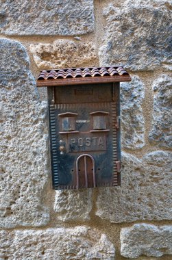 Duvardaki paslı posta kutusunun dikey görüntüsü.