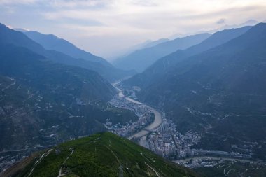 Wenchuan İlçesi, Aba Bölgesi, Sichuan Eyaleti ve yakındaki dağ köylerinin hava manzarası.