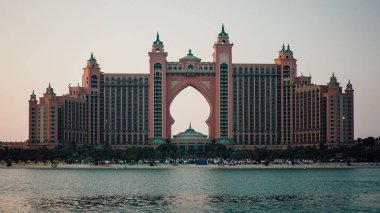 Günbatımında Atlantis Oteli 'nin Dubai, BAE' de güzel bir görüntüsü.