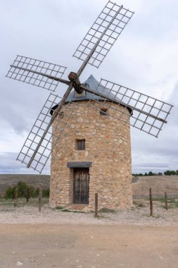Toledo, Kastilya La Mancha, Belmonte, İspanya 'daki Consuegra' daki bir rüzgar değirmeninin dikey çekimi.