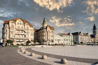 Oradea meydanı Romanya 'da gün doğumunda