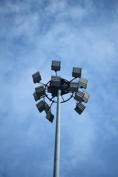 Plan Vertical Poteau Lampe Contre Ciel Nuageux Bleu — Photo