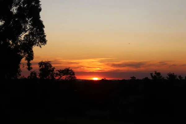 Lantlig Fältssiluett Med Molnig Himmel Vid Solnedgången — Stockfoto