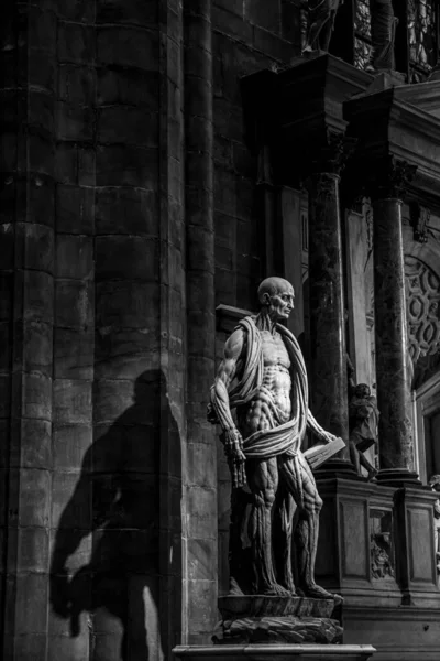 ミラノの聖バルトロメウ像のグレースケール — ストック写真