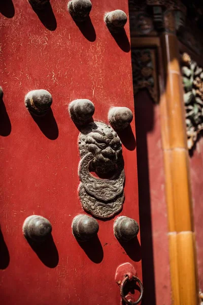 Вертикальный Снимок Детали Традиционной Китайской Двери — стоковое фото