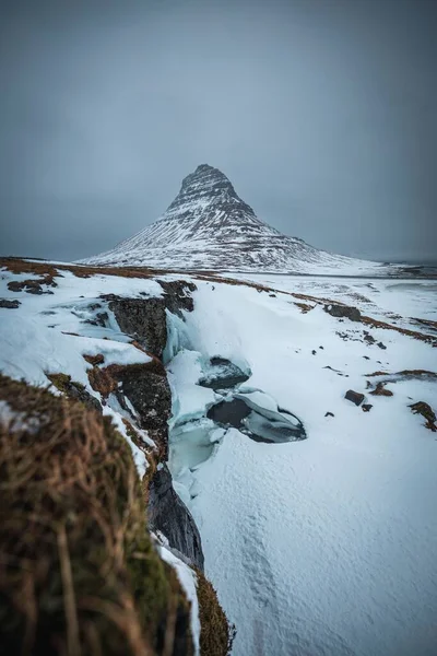 Colpo Verticale Neve Kirkjufell Collina Sfondo Cielo Nuvoloso Islanda — Foto Stock