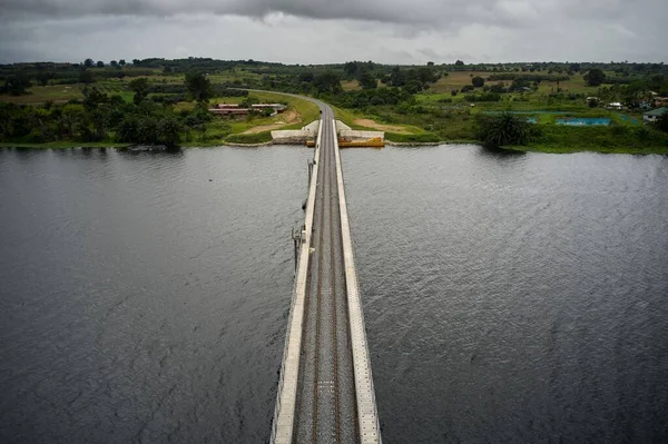 Een Vogel Blikvanger Van Een Spoorweg Overheen Een Rivier Ghana — Stockfoto