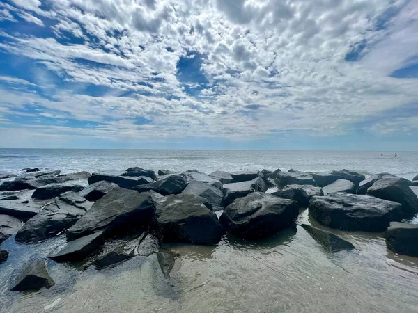 Una Hermosa Playa Rocosa Vacía Contra Océano Día Soleado —  Fotos de Stock