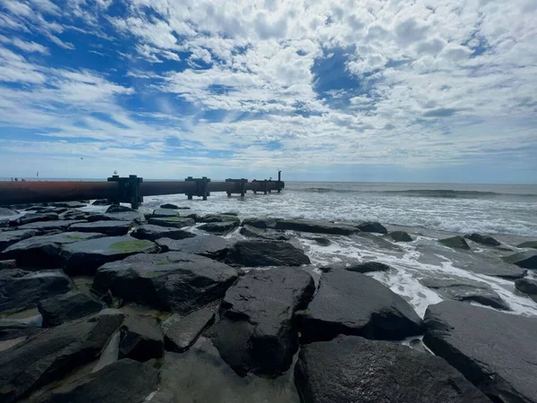 Una Hermosa Playa Vacía Contra Océano Con Embarcadero Roca —  Fotos de Stock