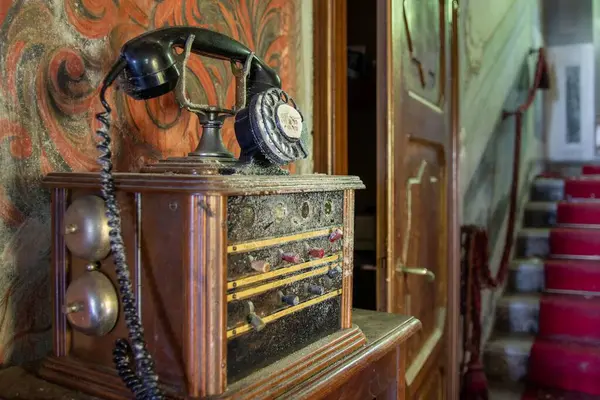Primer Plano Teléfono Antiguo Vintage Polvoriento Una Casa Abandonada —  Fotos de Stock