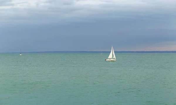 Μια Βάρκα Στη Θάλασσα Συννεφιασμένο Ουρανό Στο Βάθος — Φωτογραφία Αρχείου