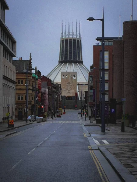Eine Vertikale Aufnahme Der Historischen Liverpool Metropolitan Cathedral Der Nähe — Stockfoto