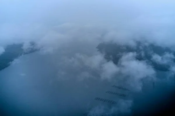 Vista Panorâmica Uma Colina Rodeada Por Lago Tempo Nebuloso — Fotografia de Stock