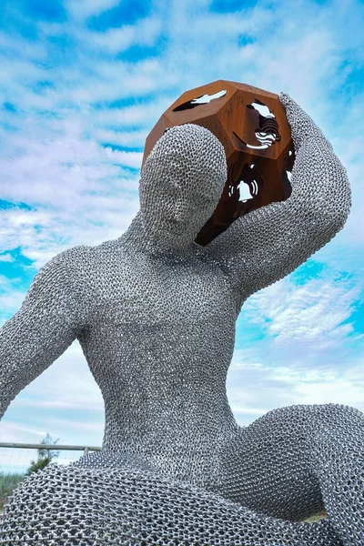 Скульптура Чоловіка Тримає Золотому Березі Під Час Фестивалю Скульптур Свелл — стокове фото
