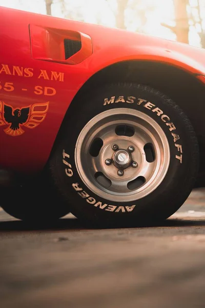 Вертикальный Кадр Переднего Колеса Американского Красного Pontiac Firebird Текстом Mastercraft — стоковое фото