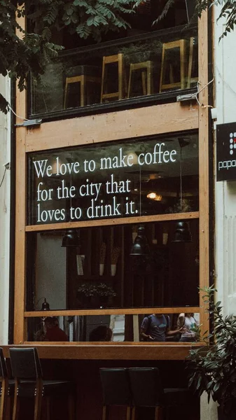 Een Verticaal Shot Van Een Koffieshop Thessaloniki Een Zonnige Dag — Stockfoto