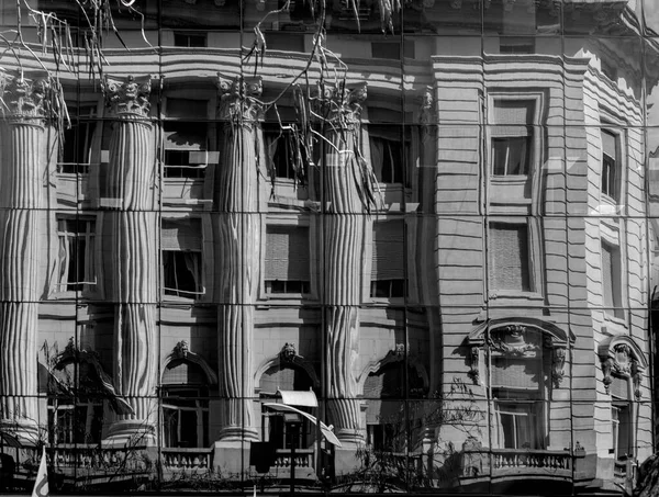 Antiguo Edificio Con Columnas Reflejadas Ventanas Espejo Escala Grises —  Fotos de Stock