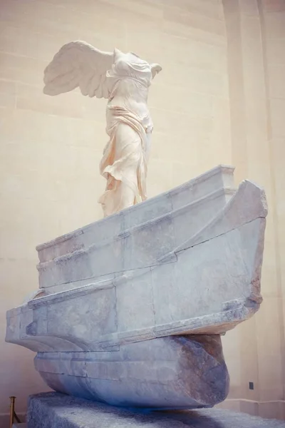 翼のあるサモトラケの勝利の垂直ショット フランス パリのルーブル美術館 — ストック写真