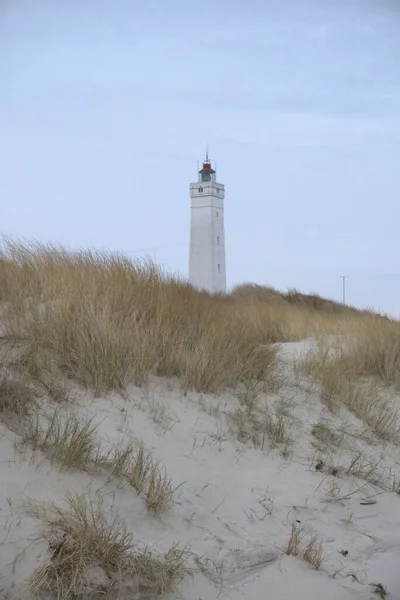 Eine Vertikale Aufnahme Des Leuchtturms Einem Sandstrand Vor Blauem Himmel — Stockfoto