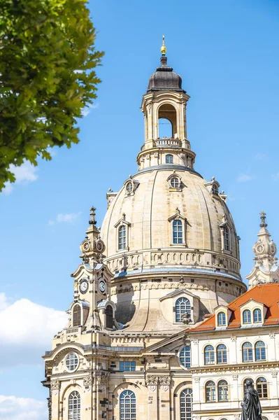 德国德累斯顿一座巴洛克风格的迷人的弗劳恩基什教堂的垂直部分 有着巨大的穹顶 — 图库照片