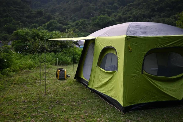 Красивый Снимок Зеленой Красивой Палатки Поле Холме — стоковое фото