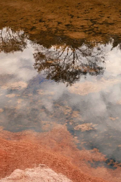 Una Montagna Terra Rossa Con Acqua Limpida — Foto Stock