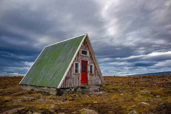 Uma Casa Abandonada Forma Meio Natureza Sob Nuvens Dramáticas Islândia — Fotografia de Stock
