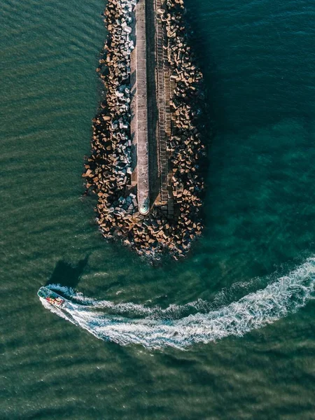 Een Prachtig Uitzicht Een Zeedijk Een Boot Bij Zonsopgang — Stockfoto