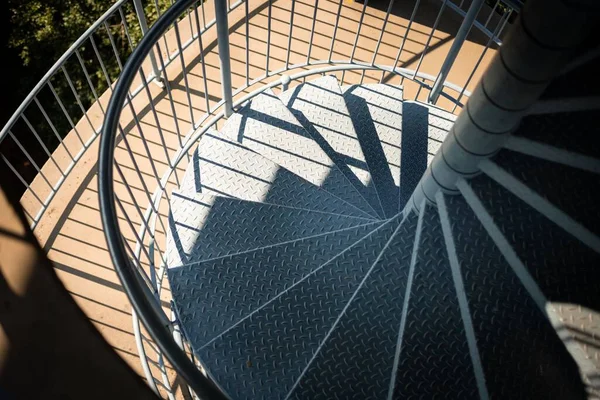 Metal Spiral Merdivenin Üst Görüntüsü — Stok fotoğraf