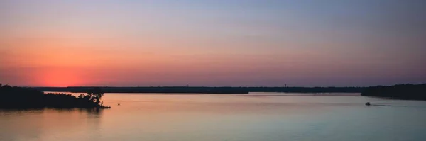 Ein Panoramabild Einer Seenlandschaft Der Dämmerung — Stockfoto