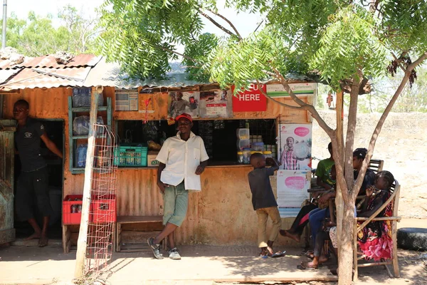 Povo Africano Frente Uma Pequena Loja Ukunda Quênia — Fotografia de Stock