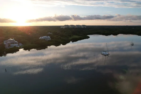 Eine Luftaufnahme Von Booten Bei Sonnenuntergang Mit Bewölktem Himmel Hintergrund — Stockfoto