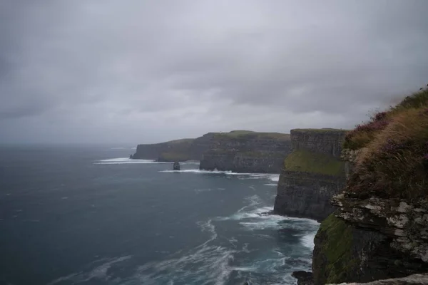 Een Schilderachtig Uitzicht Immer Groene Kliffen Van Moher Ierland Een — Stockfoto