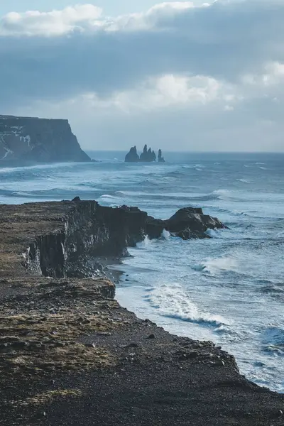 Вертикальний Вид Скелі Біля Скелястого Узбережжя Морі Перед Хмарним Краєвидом — стокове фото