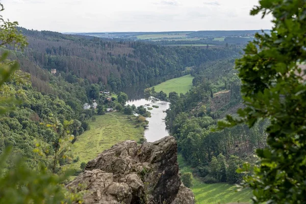 Fiume Berounka Tra Montagne Ricoperte Foreste Nella Repubblica Ceca — Foto Stock