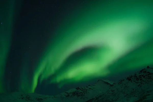 Чудовий Постріл Яскраво Зеленої Полярної Сяйва Над Горами Норвегії — стокове фото