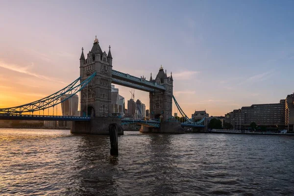 日落时伦敦塔桥和城市天际线的风景画 — 图库照片