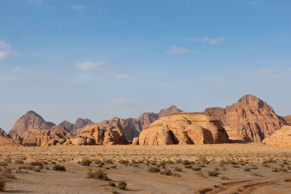 Piękna Scena Wadi Rum Reserve Pomarańczowym Piaskiem Klifami Wadi Rum — Zdjęcie stockowe